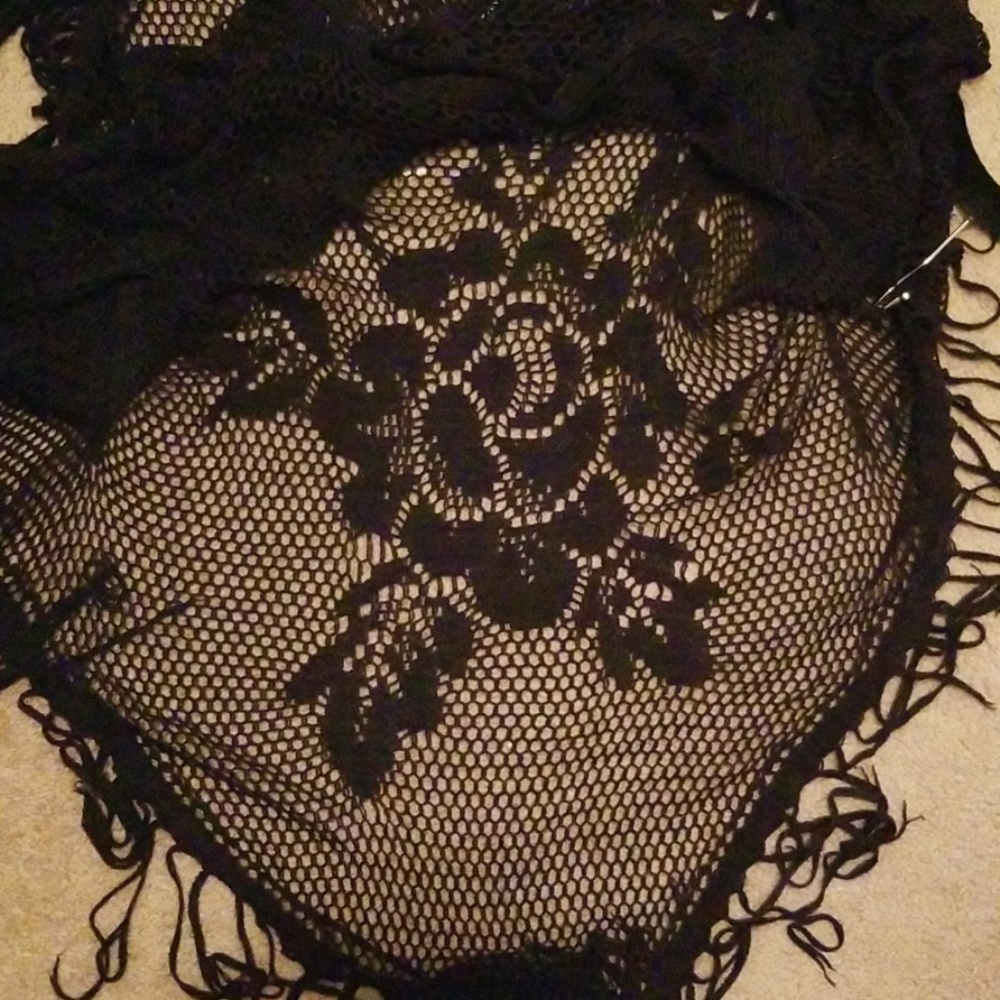 BEAUTIFUL NETTED ROSE DESIGN PONCHO/SHAWL - Picture 2 of 5